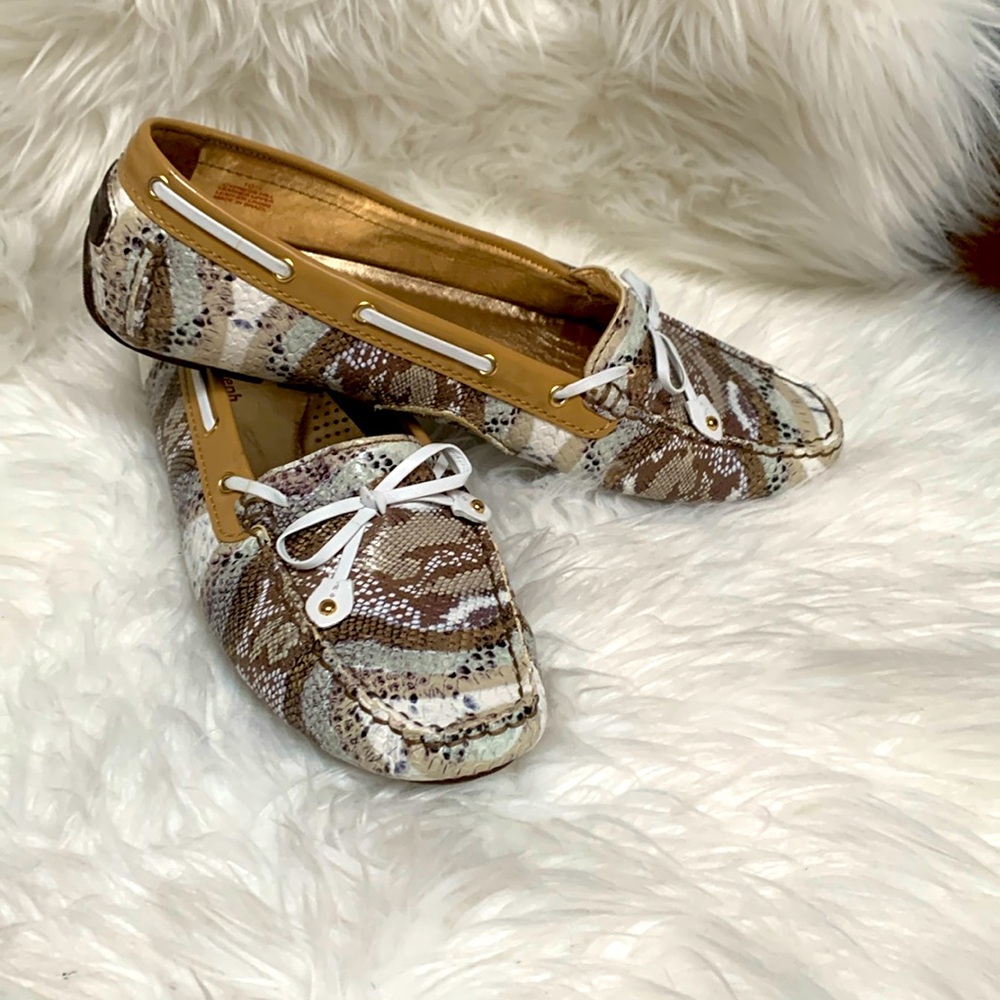 Women’s loafer snake skin print. Leather lining and upper.